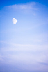 Deutschland, Hamburg, Himmel mit Wolken und Mond - KRPF001230