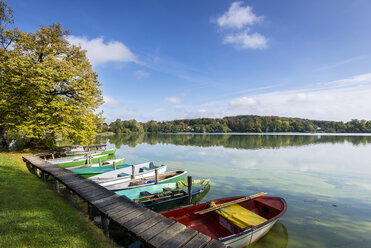 Germany, Bavaria, Lake Wesslinger in summer, jetty and rowing boats - MBOF000030