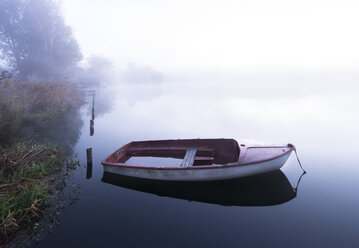 Morgennebel auf dem See und ein einsames Boot, Deutschland, Bayern, Wesslinger See - MBOF000029