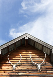 Austria, Salzburg State, Wooden house with deer antlers - WWF003438