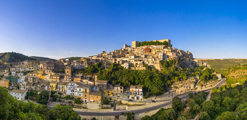 Italien, Sizilien, Provinz Ragusa, Ragusa, Blick auf Ragusa Ibla, Val di Noto - AMF003640