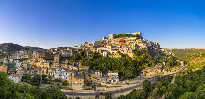 Italien, Sizilien, Provinz Ragusa, Ragusa, Blick auf Ragusa Ibla, Val di Noto - AMF003640