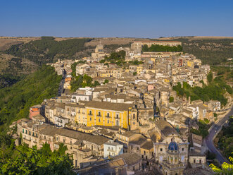 Italien, Sizilien, Provinz Ragusa, Ragusa, Blick auf Ragusa Ibla, Val di Noto - AM003641