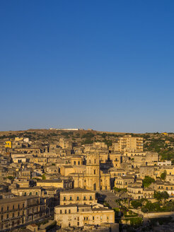 Italien, Sizilien, Provinz Ragusa, Blick auf Modica - AMF003642