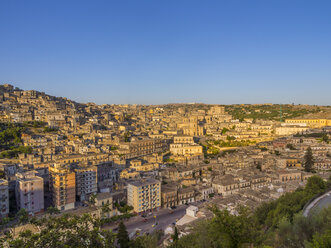 Italien, Sizilien, Provinz Ragusa, Blick auf Modica - AMF003644