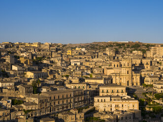 Italien, Sizilien, Provinz Ragusa, Blick auf Modica - AMF003645