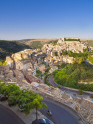 Italien, Sizilien, Provinz Ragusa, Ragusa, Blick auf Ragusa Ibla, Val di Noto - AMF003646