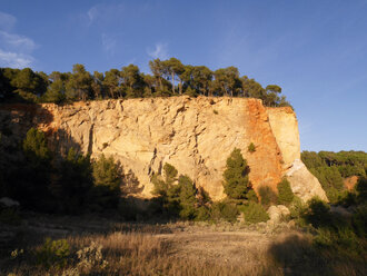 Spanien, Katalonien, Landschaft mit Bäumen auf Klippe - JMF000320