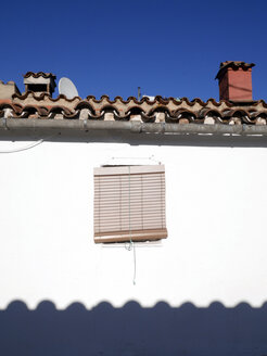 Spanien, Katalonien, Girona, Haus mit Jalousien am Fenster - JMF000321