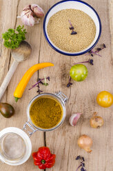 Schüssel mit Couscous, Gemüse und einem Glas Curry auf Holz - ODF001073