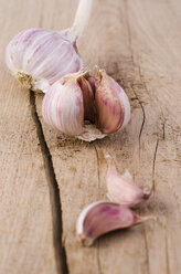 Geräucherter Knoblauch auf Holz - ODF001074