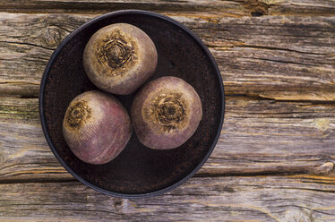 Bowl with three beetroots on wood - ODF001075