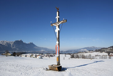 Österreich, Salzkammergut, Kruzifix in Winterlandschaft - WWF003384