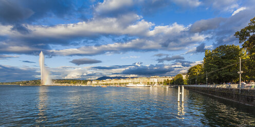 Schweiz, Genf, Genfer See mit Springbrunnen Jet d'Eau - WDF002814