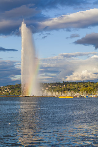 Schweiz, Genf, Genfer See mit Springbrunnen Jet d'Eau, lizenzfreies Stockfoto
