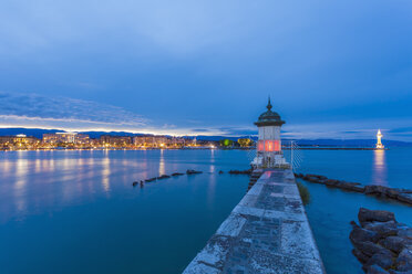 Schweiz, Genf, Genfer See mit Hafenmole am Abend - WDF002836