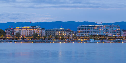 Schweiz, Genf, Genfer See, Luxushotels in der Abenddämmerung - WD002842