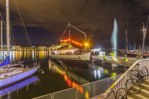 Schweiz, Genf, Genfer See mit Restaurantschiff und Jet d'Eau bei Nacht - WD002862