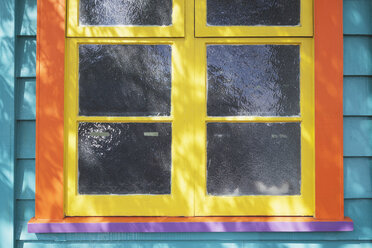 Neuseeland, buntes Holzfenster, Einfachverglasung - GWF003867