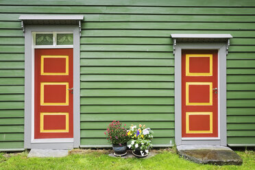 Norwegen, grüne Holzhausfassade, Eingangstüren - GWF003809