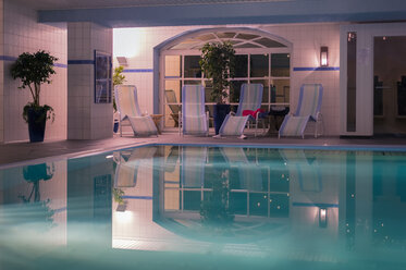 Pool eines Hotels - FRF000178