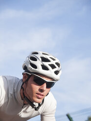 Porträt eines Rennradfahrers mit Fahrradhelm - RAEF000016