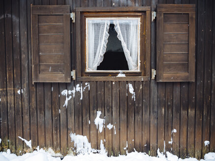 Deutschland, Schwarzwald, Fenster einer Holzhütte im Winter - KRPF001265