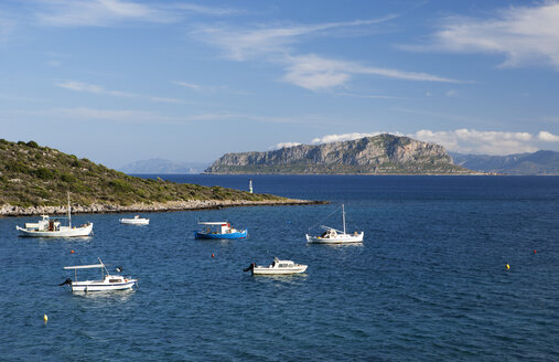 Griechenland, Monemvasia, Boote auf dem Meer und Felsen von Monemvasia - WWF003475