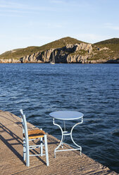 Griechenland, Limenas Geraka, Stuhl und Tisch am Meer - WWF003476