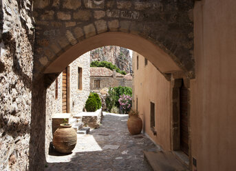 Griechenland, Monemvasia, Gasse in der Altstadt - WWF003584