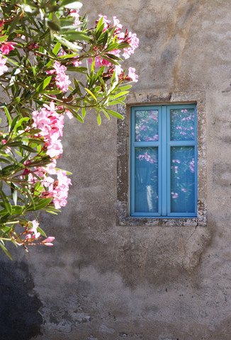 Griechenland, Monemvasia, Fenster in der Altstadt, lizenzfreies Stockfoto