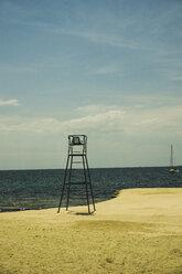 France, Hyeres, attendant's tower on the beach - UUF003087