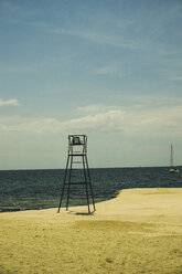 Frankreich, Hyeres, Wachturm am Strand - UUF003087