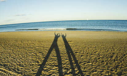Spanien, Valencia, Schattenspiel von zwei Persong am Strand - UUF003099