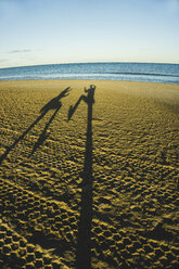 Spanien, Valencia, Schattenspiel von zwei Persong am Strand - UUF003199