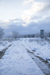 Deutschland, Brandenburg, Feldlandschaft mit erstem Schnee bedeckt - ASCF000020