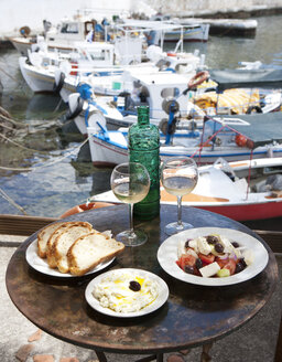 Griechenland, Agios Nikolaos, traditionelle griechische Vorspeisen und Wein auf dem Tisch - WWF003541