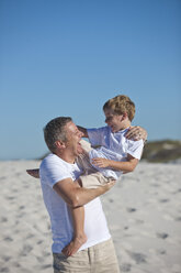 Verspielter Vater und Sohn im Sand - ZEF004769