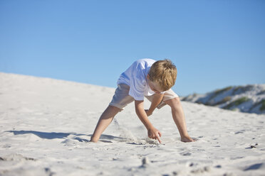 Junge gräbt in Sand am Strand - ZEF004770
