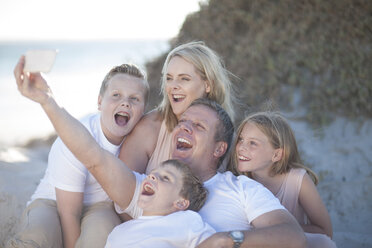 Glückliche Familie zusammen am Strand, die ein Selfie macht - ZEF004777