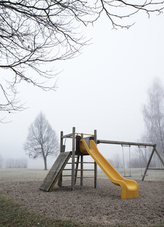 Österreich, Mondsee, Herbstnebel im Park, Spielplatz - WWF003419