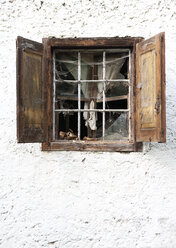 Österreich, Altes Fenster mit Fensterläden und Spinnweben - WW003428