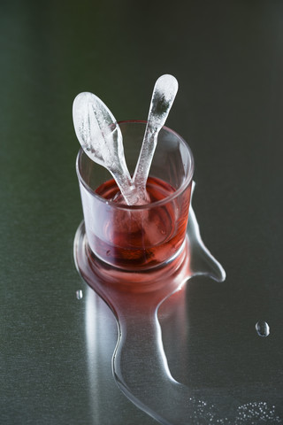 Glas mit Eis in Form von Löffeln, lizenzfreies Stockfoto