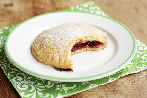 Handkuchen mit einer Stachelbeer- und Preiselbeerfüllung auf einem Teller - HAWF000589