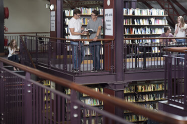 Students in a library looking at books - ZEF004245