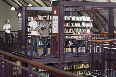 Fünf Studenten in einer Bibliothek - ZEF004246