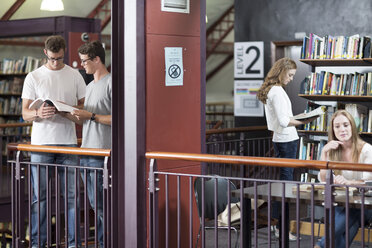 Vier Studenten in einer Bibliothek - ZEF004343