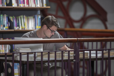 Student mit Laptop in einer Bibliothek - ZEF004256