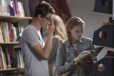 Studenten mit Buch in einer Bibliothek - ZEF004352