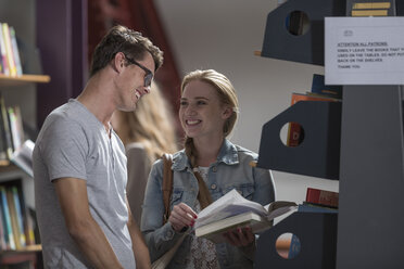 Zwei Studenten in einer Bibliothek - ZEF004353